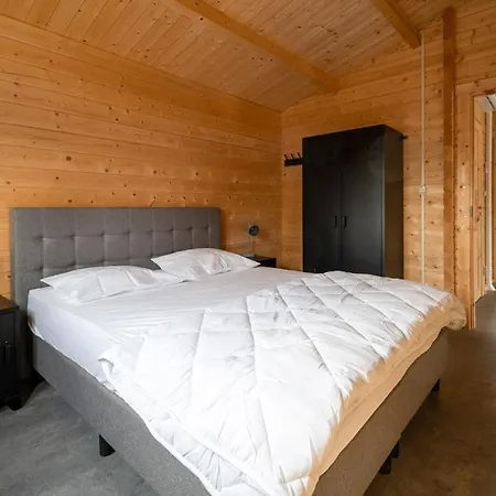 Recreatiepark Maas En Bos مكان تخييم *