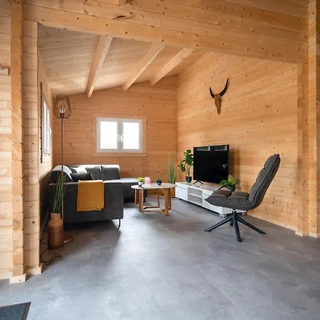 Recreatiepark Maas En Bos مكان تخييم فيليلويْ