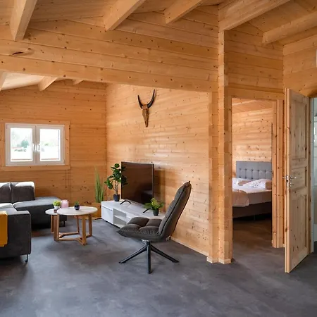 Recreatiepark Maas En Bos مكان تخييم فيليلويْ